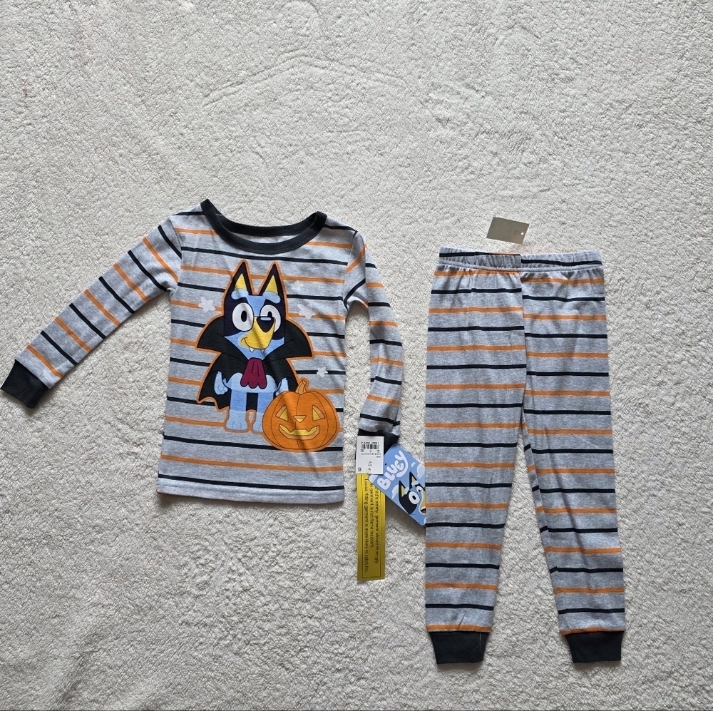 NWT Toddler Boy / Girl 2 pc Snug Fit Bluey Halloween Pajama Set, size 4t
